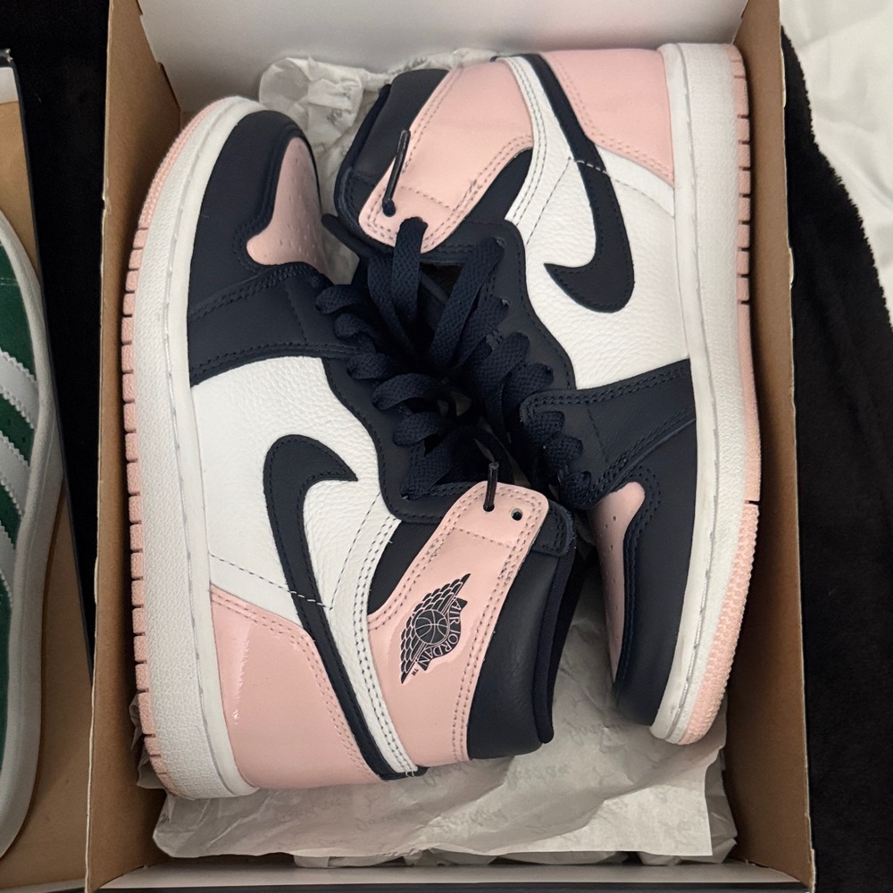 Nike Air Jordan 1 Mid Black and Pink High-Tops
5.5 kids 7.5 women